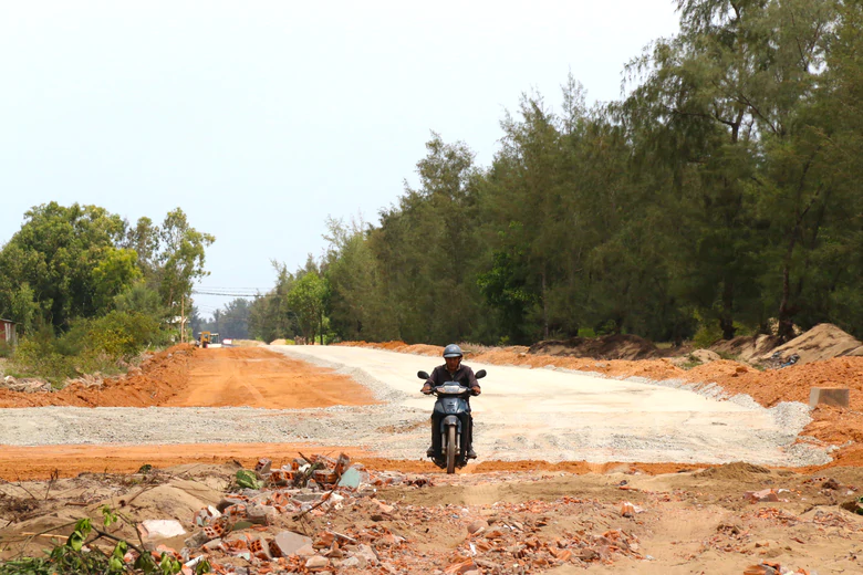 Quảng Ngãi triển khai giải pháp tăng nguồn cung vật liệu, hỗ trợ tiến độ các dự án hạ tầng - Ảnh 5.