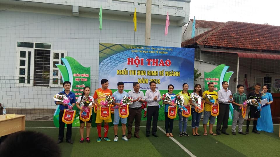 Ban Tổ chức tặng cờ và hoa cho các Đoàn vận viên