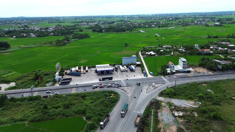 Quảng Ngãi chi 800 tỷ đồng làm đường nối cao tốc, QL1 với đường ven biển - Ảnh 1.