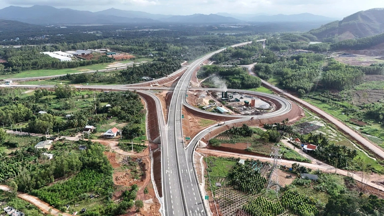 Tân Chủ tịch UBND tỉnh Quảng Ngãi: Kiến tạo động lực phát triển từ hạ tầng giao thông - Ảnh 2.